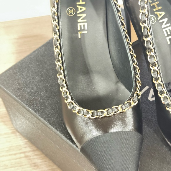 Black Chanel pumps with gold chain in great condition comes with box size 39 - Picture 6 of 8